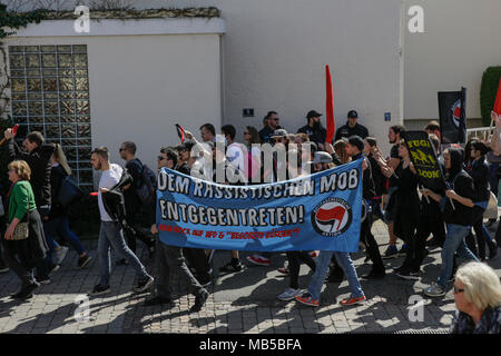 Kandel, Deutschland. 07 Apr, 2018. Die demonstranten März mit Fahnen und Banner in Kandel. Rund 300 Antifaschisten aus verschiedenen politischen Parteien und Organisationen durch die Stadt Kandel marschierten, ihren Widerstand gegen den Marsch der rechten Demonstranten, die wurde in der gleichen Zeit und die Erinnerung an den Mord an einem Mädchen Ende letzten Jahres durch einen Asylbewerber eingesetzt, als Vorwand für einen rechtsradikalen und rassistischen Protest zu zeigen. Quelle: Michael Debets/Pacific Press/Alamy leben Nachrichten Stockfoto