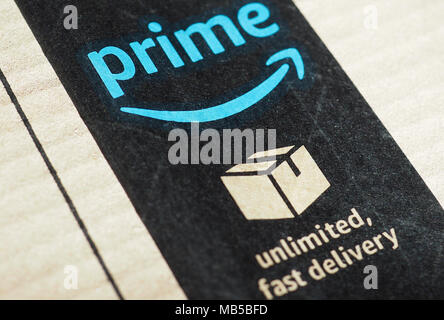 SEATTLE, USA - ca. Dezember 2017: Amazon Prime Label auf einem Paket Stockfoto