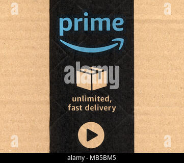 SEATTLE, USA - ca. Dezember 2017: Amazon Prime Label auf einem Paket Stockfoto