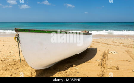 Kleine weiße Zeile boot an einem Strand in der Nähe des Wasser. Stockfoto