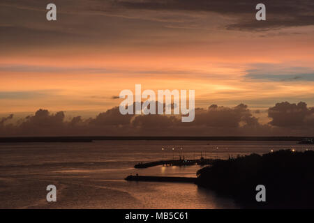 Darwin, Northern Territory, Australia-March 7,2018: Hohe Betrachtungswinkel über Waterfront mit militärischen Marina, Timor Meer und Sonnenuntergang Himmel in Darwin, Australien Stockfoto