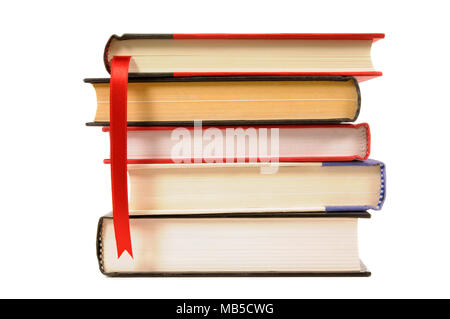 Kleinen Stapel gebundene Bücher mit Lesezeichen Band auf weißem Hintergrund. Stockfoto