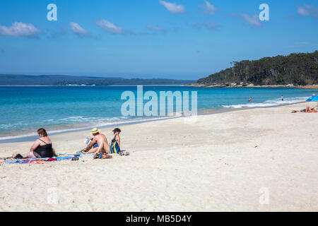 Menschen beim Sonnenbaden auf Nelson Strand, Vincentia, Jervis Bay, New South Wales, Australien Stockfoto