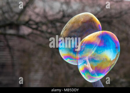 Blasen mit Arm und Finger versuchen, sie platzen Stockfoto