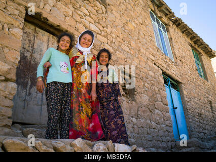 Kinder In der alten kurdischen Dorf Palangan, Iran Stockfoto