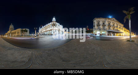 360 geheftete Panorama, Langzeitbelichtung in der Nacht, Havanna, Kuba Stockfoto