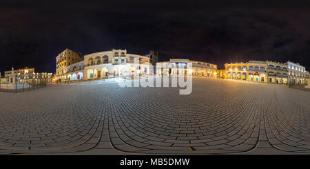 360 geheftete Panorama, Langzeitbelichtung in der Nacht, Old Town Square, Havanna, Kuba Stockfoto