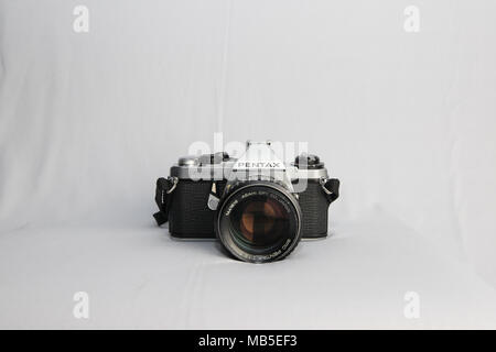 Vintage Pentax ME Super Kamera vor einem weißen Blatt fabric Stockfoto