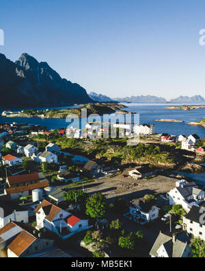 Henningsvær ist ein Fischerdorf und touristische Stadt auf Austvagoya in der Lofoten. Norwegen. Stockfoto