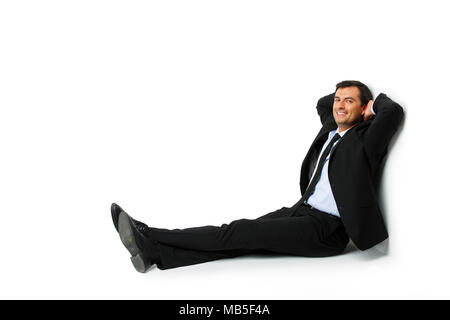 Hübscher junger Geschäftsmann in Business sut, blaues Hemd und Krawatte. glücklichen Ausdruck. Mann ruht. studio Schuß auf weißem Hintergrund. kopieren. Stockfoto