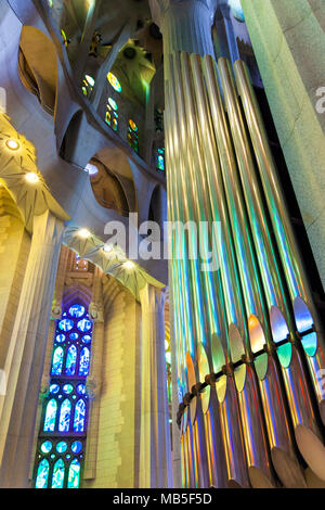 Detail der Orgelpfeifen im Inneren der Basilika Sagrada Familia von Antoni Gaudi in Barcelona, Spanien Stockfoto