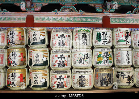 Die Trommeln oder Fässer von Sake (japanischer alkoholische Getränke), am Toshogu Tempel. In Kamakura, Februar 2018 berücksichtigt. Stockfoto