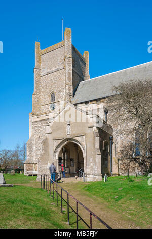 Orford Kirche, Blick auf den Turm und Vorhalle der mittelalterlichen Pfarrkirche St. Bartholomäus in der Suffolk Stadt Orford, East Anglia, Großbritannien. Stockfoto