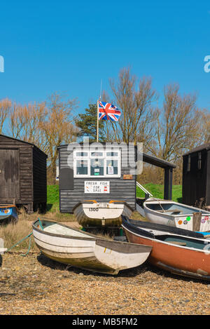 Strand UK, Blick auf Boote und Fischerhütten am Strand von Orford Suffolk, East Anglia, England, Großbritannien. Stockfoto