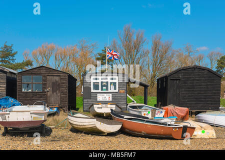 England Strand UK, Blick auf Boote und Fischerhütten am Strand von Orford, Suffolk, East Anglia, England, UK. Stockfoto