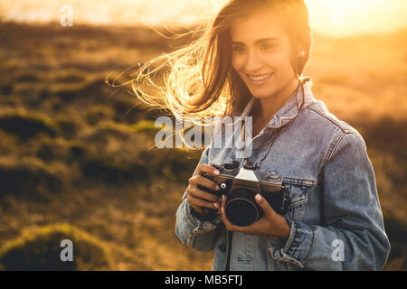 Schöne Frau sie Bilder im Freien mit einer analogen Kamera Stockfoto