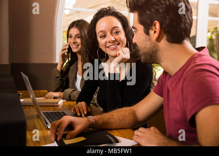 Schülerinnen bereit für abschließende Prüfungen Stockfoto