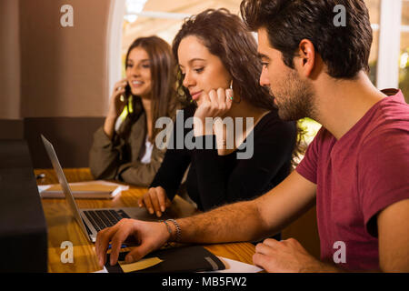 Schülerinnen bereit für abschließende Prüfungen Stockfoto