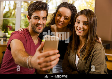 Eine Gruppe von Schülern eine selfie während einer Pause auf der Studien Stockfoto