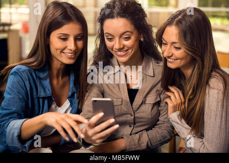 Gruppe von Mädchen machen eine Pause auf der Studien für einige Klatsch Stockfoto