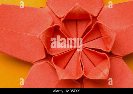 Nahaufnahme von einem roten Papier origami Kirsche Blüte Blume Stockfoto