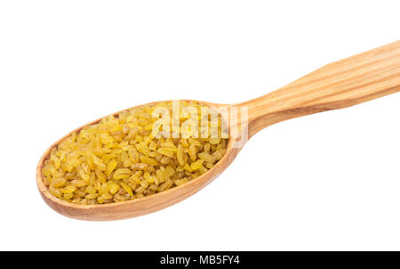 Trockene Bulgur weizen in hölzernen Löffel auf weißem Hintergrund Stockfoto
