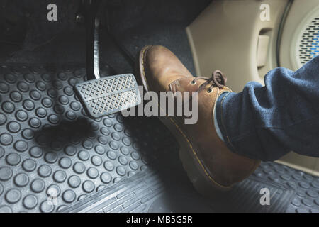 Close up Leder Schuh ob Pedal im Auto. Stockfoto