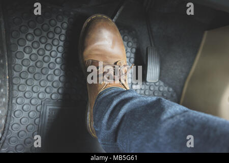 Close up Leder Schuh ob Pedal im Auto. Stockfoto