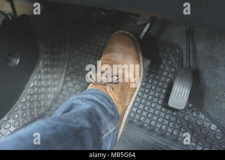 Close up Leder Schuh ob Pedal im Auto. Stockfoto