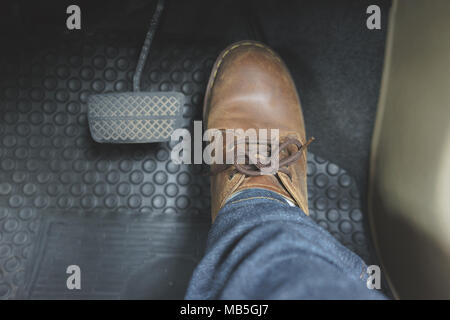 Close up Leder Schuh ob Pedal im Auto. Stockfoto