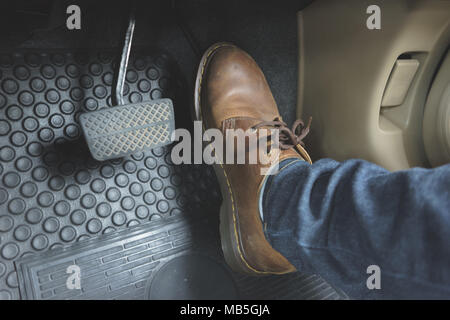 Close up Leder Schuh ob Pedal im Auto. Stockfoto