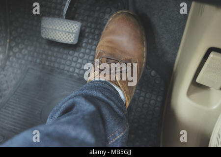 Close up Leder Schuh ob Pedal im Auto. Stockfoto