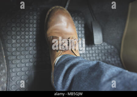 Close up Leder Schuh ob Pedal im Auto. Stockfoto