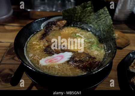 Pork Rib Ramen in schwarz Schüssel mit Algen und ein Naruto Stockfoto