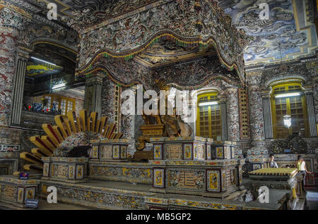 Hue, Vietnam - Januar 5,2015: Innenraum des kaiserlichen Khai Dinh Grab in Hue, Vietnam Stockfoto