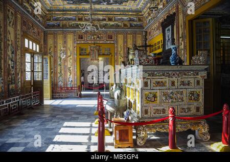 Hue, Vietnam - Januar 5,2015 - Interieur des kaiserlichen Khai Dinh Grab in Hue Stockfoto