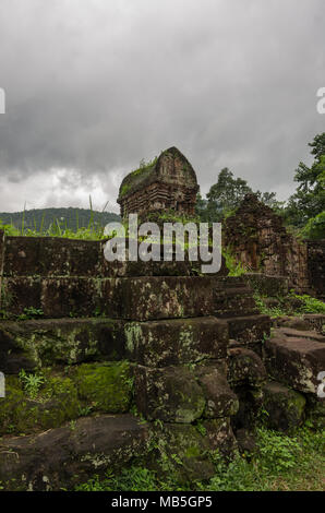 Bleibt der Turm Hindutempel in My Son Sanctuary, ein UNESCO-Weltkulturerbe in Vietnam Stockfoto