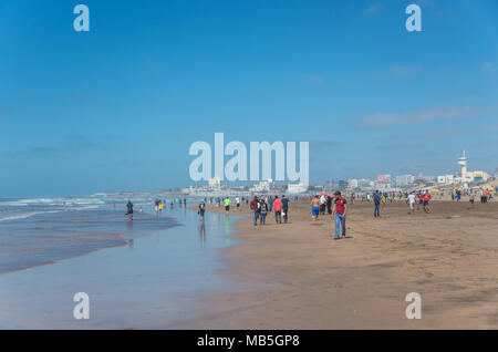 Casablanca Marokko - Mai 7, 2017 - Menschen schwimmen, wandern, Fußball spielen, im Meer in Ain Diab Strand Stockfoto