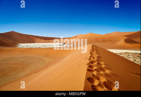 Landschaft der Wüste Namib mit Dead Vlei, Namib-Naukluft-Nationalpark, Namibia, Afrika Stockfoto