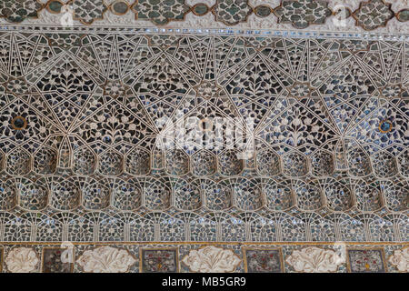 Ausführliche Arbeit von Meister in der Halle des Spiegel, Amber Fort, Jaipur Stockfoto