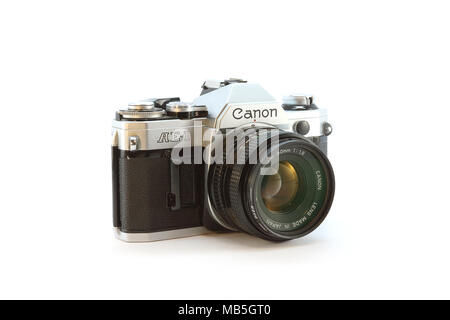 Canon AE-1 Kamera auf weißem Hintergrund Stockfoto