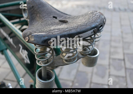 Ledersitz altes Fahrrad Retro Vintage getragen Zerschlagene elastische Feder. Stockfoto