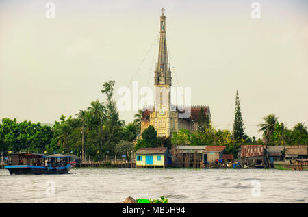 Die Stadt von Cai Be und seinen schwimmenden Markt von Cai Bezirk im Mekong Delta Provinz Tien Giang Süd Vietnam an einem Sommernachmittag. Stockfoto