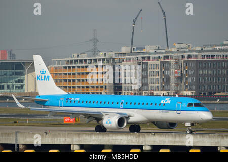 KLM Cityhopper Embraer 190 Flugzeuge am Flughafen London City Rollen Stockfoto