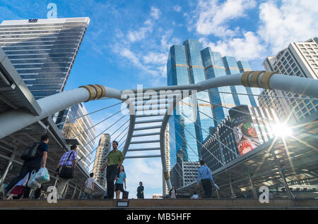 BANGKOK - Juni 19, 2015: 1954-1990 Leute sind zu Fuß auf der Fußgängerbrücke nach gearbeitet, die Bangkok landmark an chongnonsi SkyBridge wird auf Juni Stockfoto