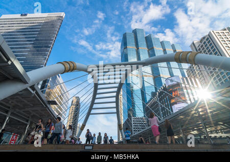 BANGKOK - Juni 19, 2015: 1954-1990 Leute sind zu Fuß auf der Fußgängerbrücke nach gearbeitet, die Bangkok landmark an chongnonsi SkyBridge wird auf Juni Stockfoto