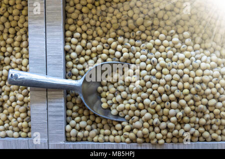 Sojabohnen aus weisser Keramik Schüssel auf einen Sack Hintergrund Stockfoto