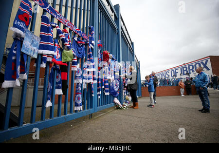 Schals und floral Tribute auf die Tore außerhalb des Stadions in Erinnerung an Ray Wilkins, bevor die Ladbrokes schottischen Premiership Gleiches an Ibrox Stadium, Glasgow. Stockfoto