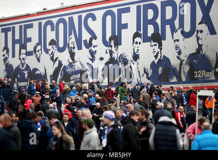 Rangers Fans außerhalb der Stadien vor der Ladbrokes schottischen Premiership Gleiches an Ibrox Stadium, Glasgow. Stockfoto