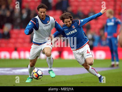 Stoke City Ramadan Sobhi (links) und Joe Allen aufwärmen, bevor die Premier League Spiel in der bet365-Stadion, schüren. Stockfoto